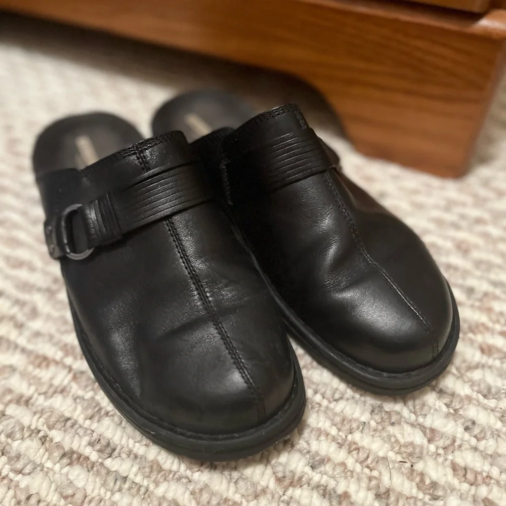 Collection by Clark’s Soft Cushion Closed Toe Slides - Picture 1 of 6